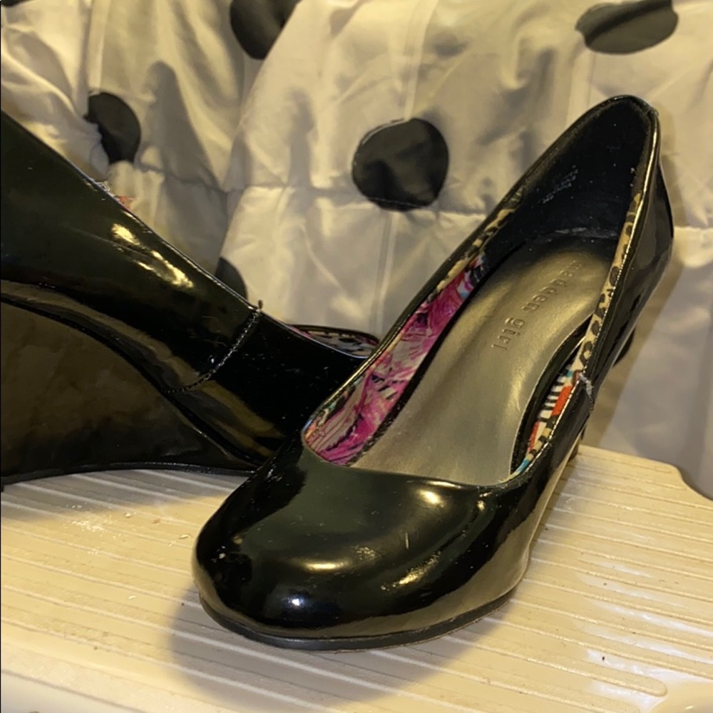 Black wedges